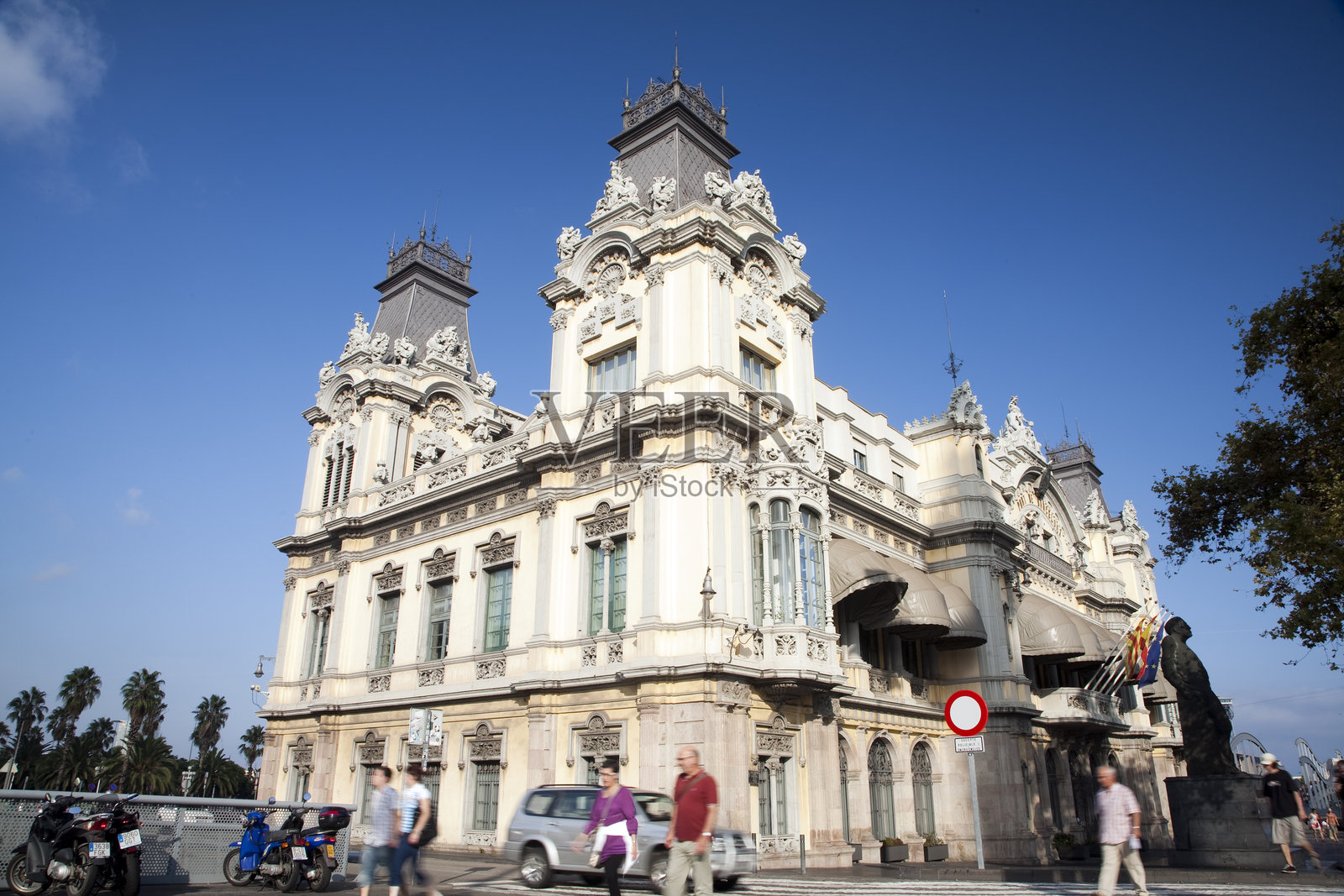 巴塞罗那港口的历史海关大楼在晴朗的天空下照片摄影图片