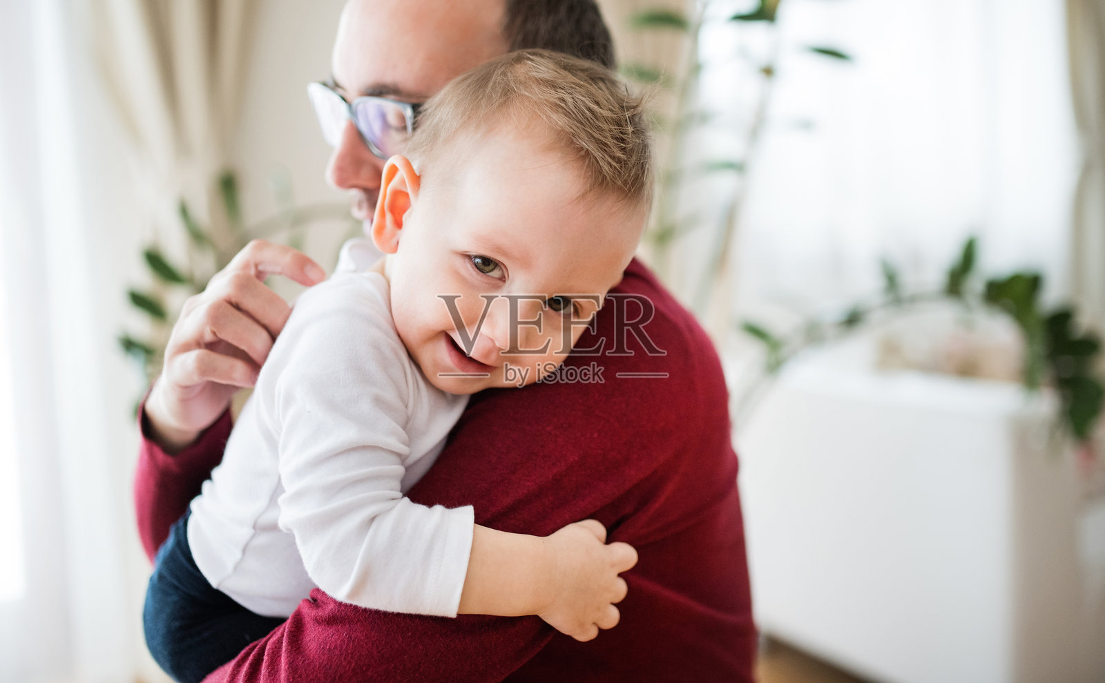 父亲和儿子在一起的肖像，爸爸抱着儿子照片摄影图片