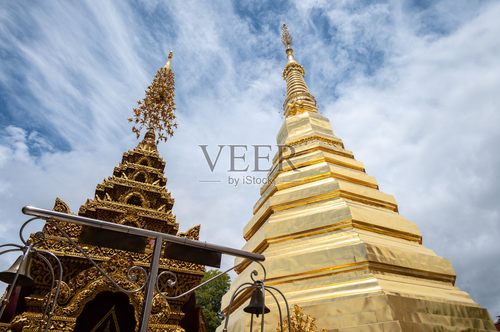 泰国帕府帕塔昭亥寺的700年历史的清盛风格佛塔照片摄影图片