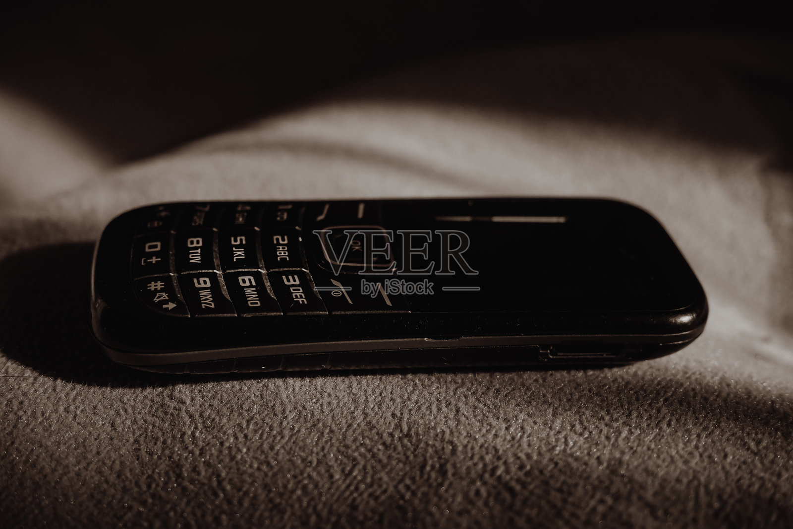 老式手机放在沙发上照片摄影图片