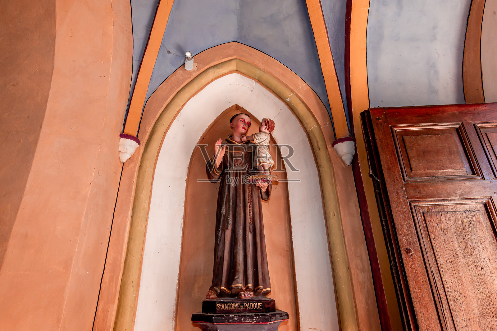 法国加尔省艾盖兹圣罗奇教堂照片摄影图片