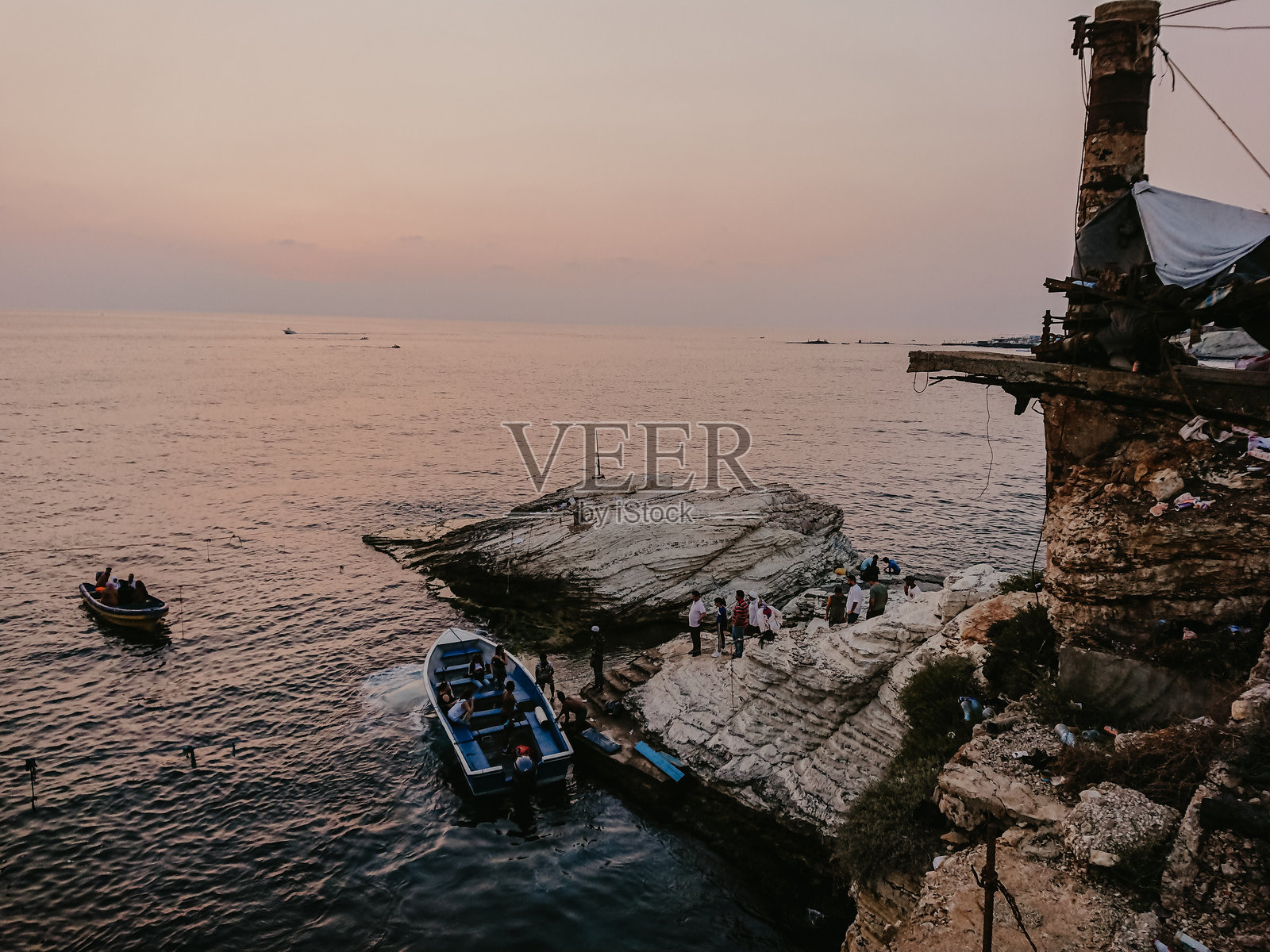 黎巴嫩贝鲁特的地中海岩石照片摄影图片