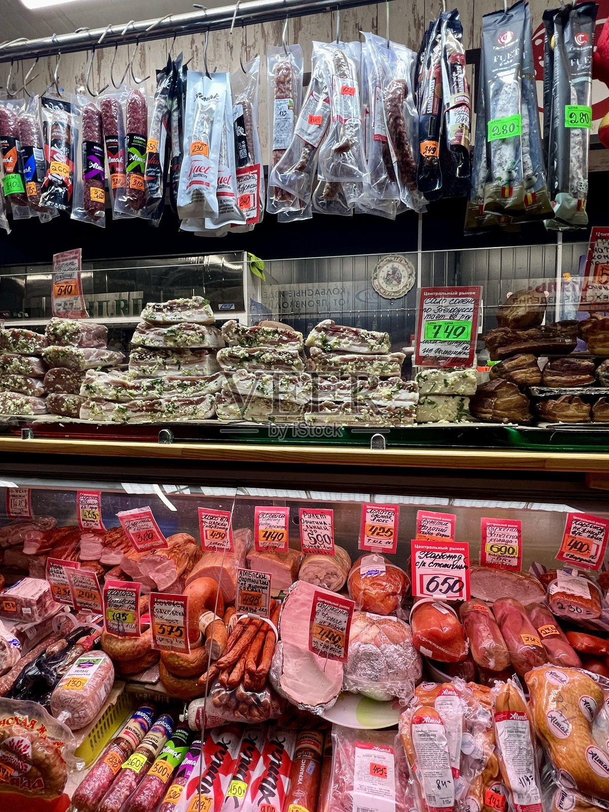 食品市场。出售香肠，俄罗斯加里宁格勒照片摄影图片