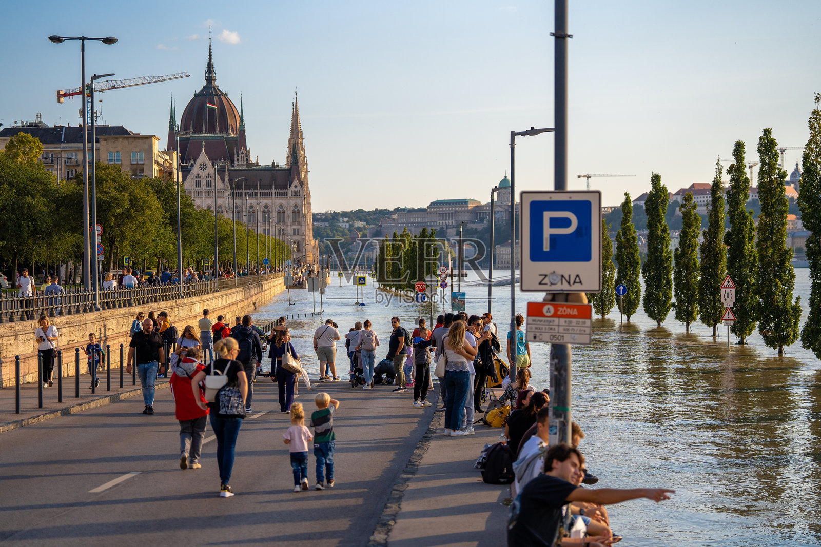 在布达佩斯，人们聚集在多瑙河畔，目睹暴风雨“鲍里斯”过后洪水的景象照片摄影图片