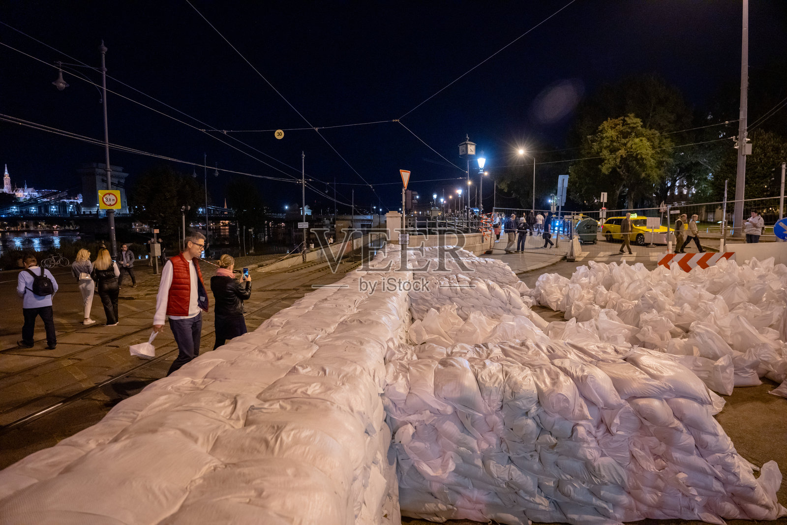 风暴“鲍里斯”过后，沙袋封锁布达佩斯埃特沃斯广场以应对多瑙河上涨的洪水照片摄影图片