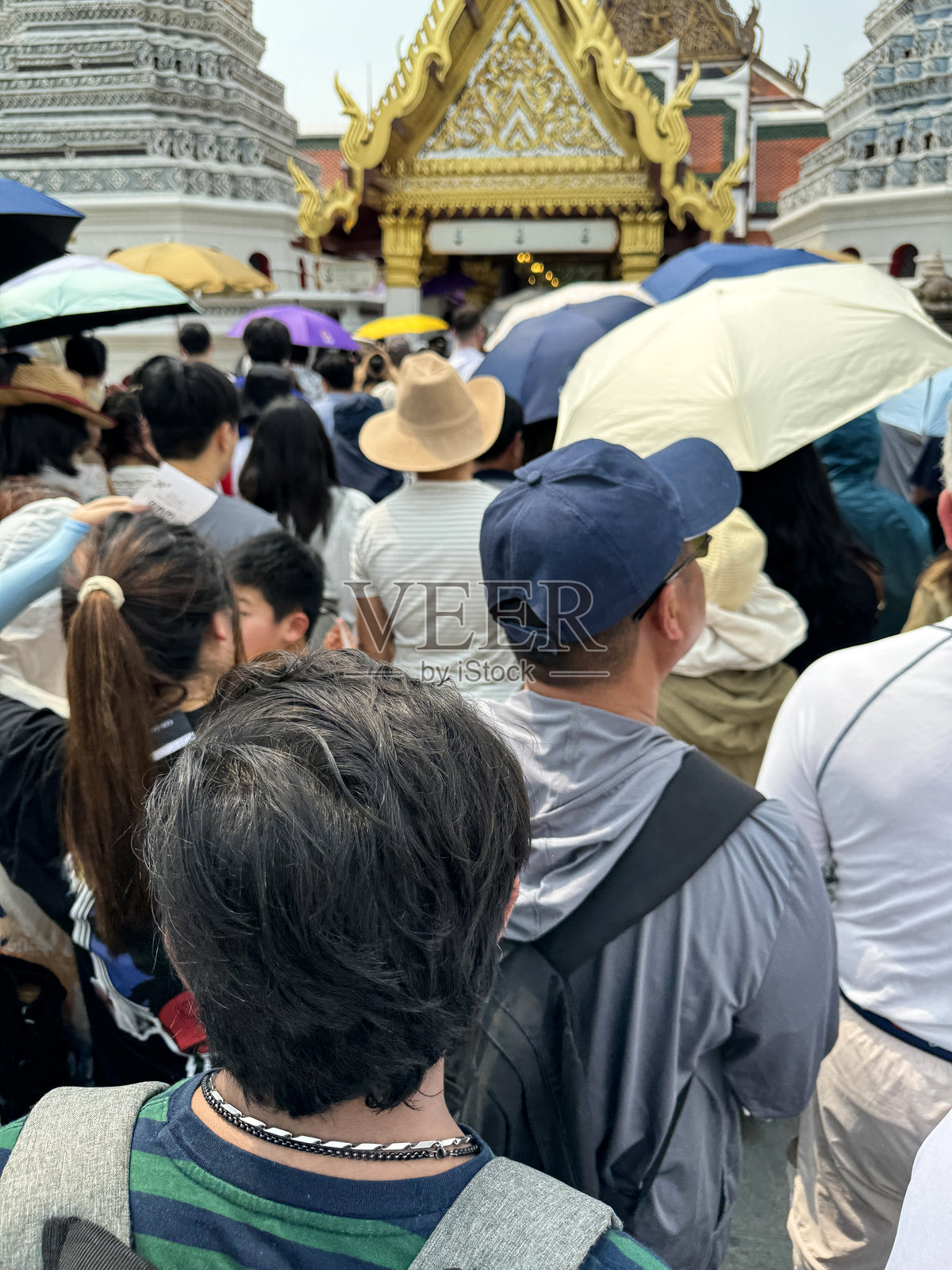泰国曼谷玉佛寺佛塔特写及游客照片摄影图片