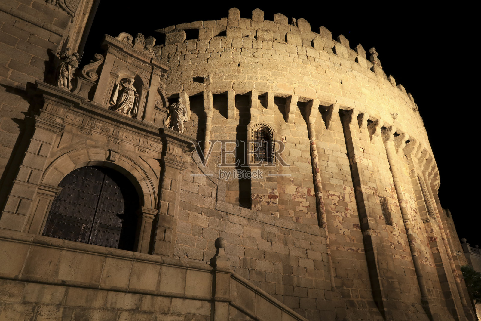 阿维拉大教堂老城区的后殿和圣塞贡多小教堂夜景照片摄影图片