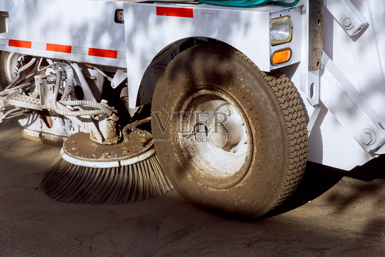 商业车辆特写，正在清扫城市街道照片摄影图片