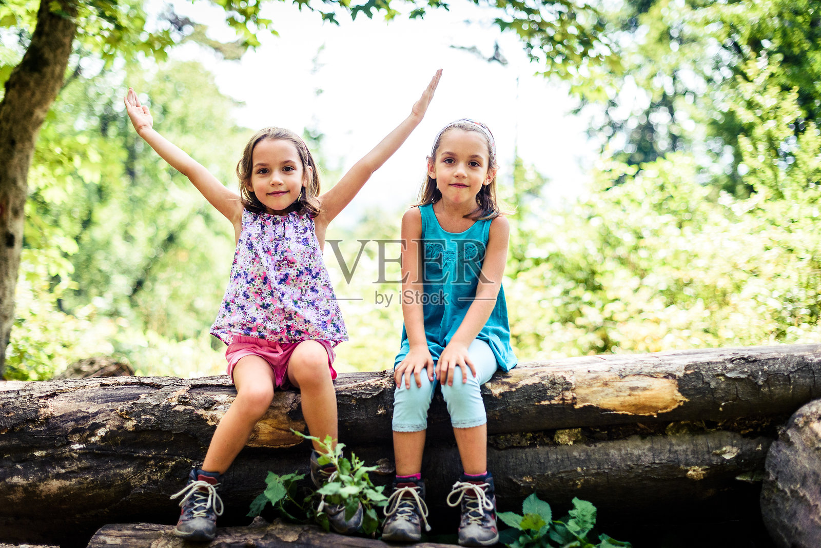 森林里的姐妹照片摄影图片