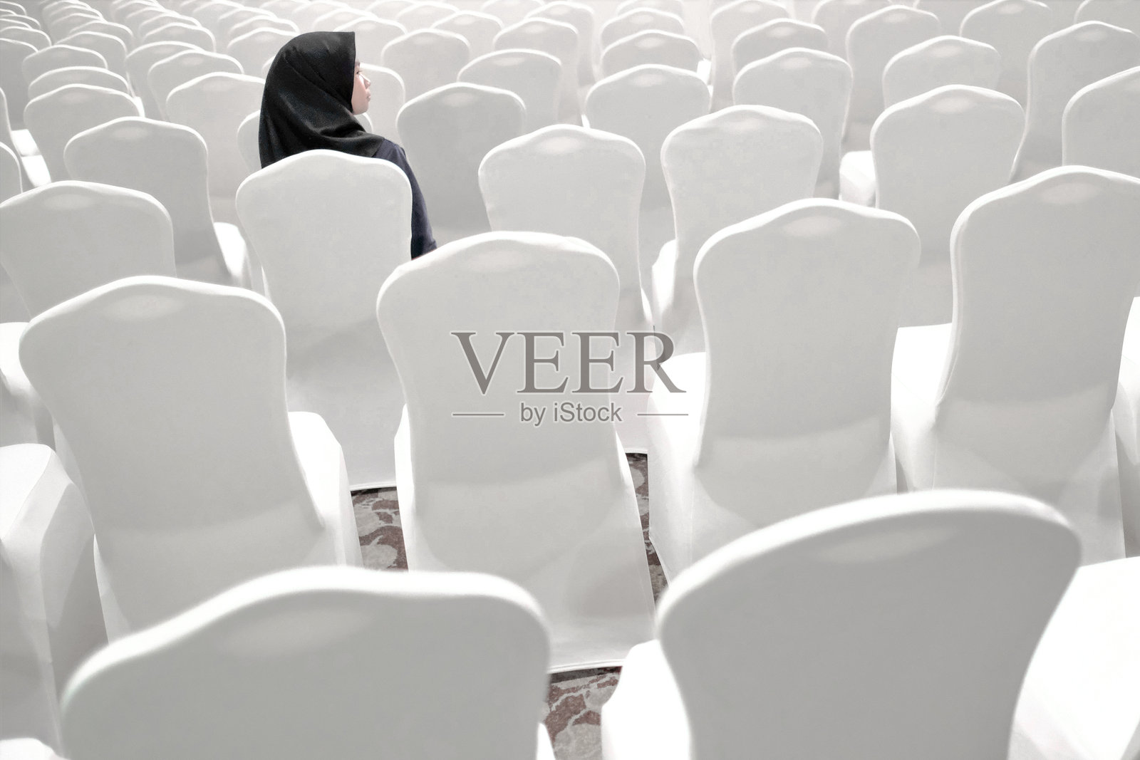 少女坐在椅子上的背影照片摄影图片