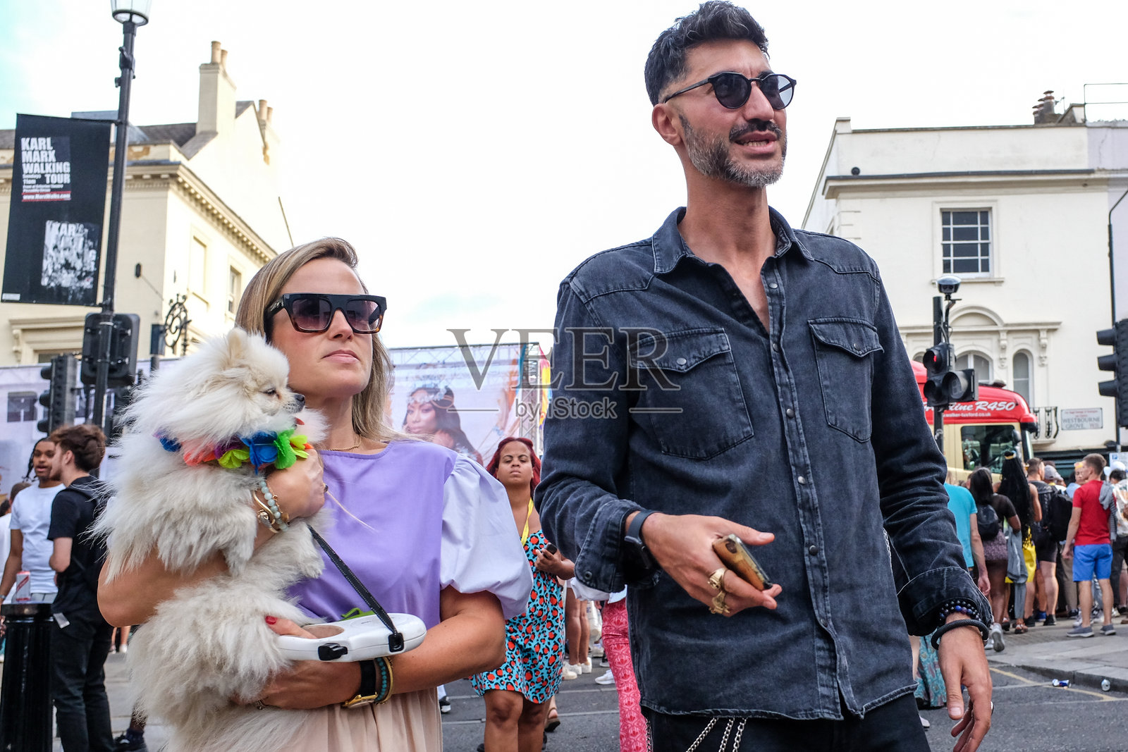 诺丁山狂欢节：伦敦街头生活掠影（2022），情侣与可爱贵宾犬照片摄影图片