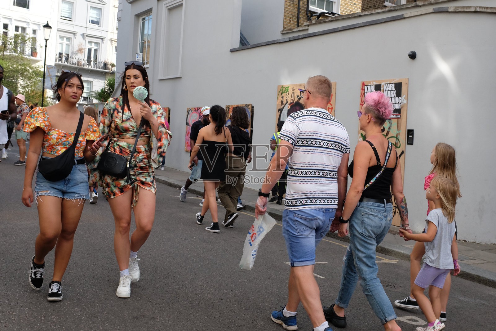 诺丁山狂欢节：2022年伦敦街头狂欢者照片摄影图片