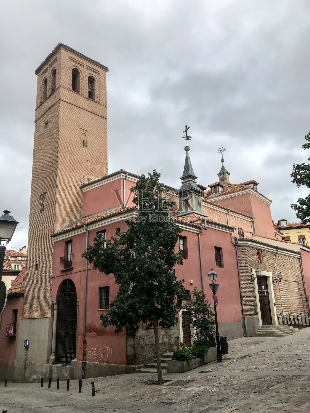 马德里的著名地标和酒吧。圣彼得老教堂。照片摄影图片