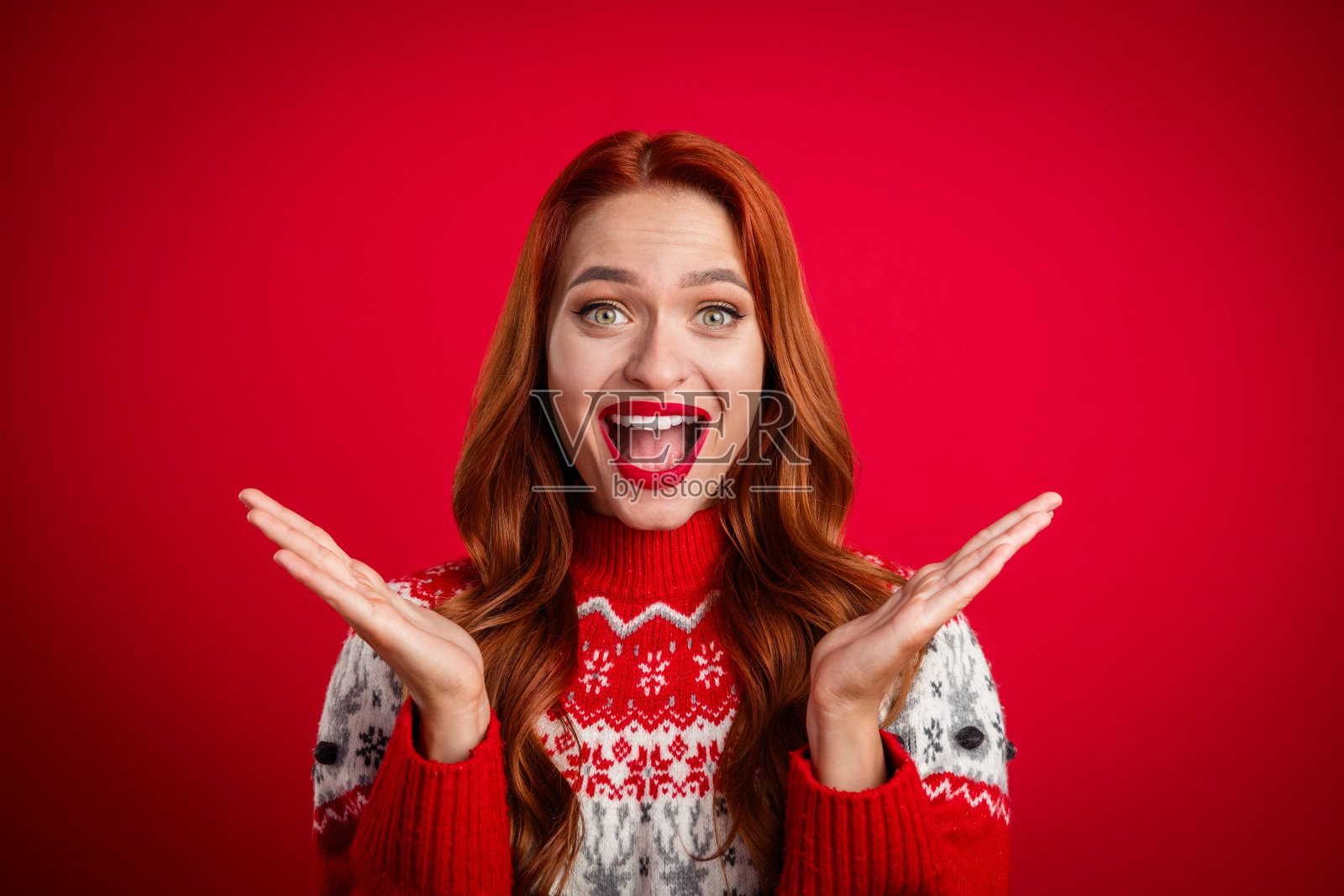 年轻女士身穿圣诞毛衣庆祝节日促销肖像照照片摄影图片