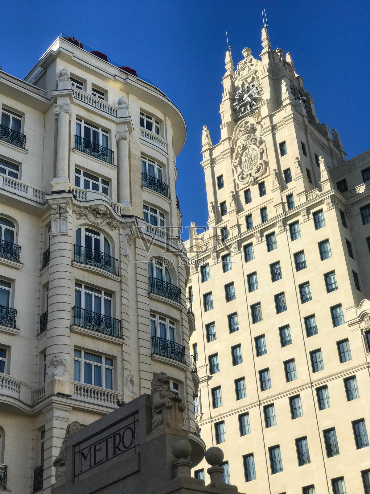 马德里的著名地标和酒吧。电信大厦。照片摄影图片