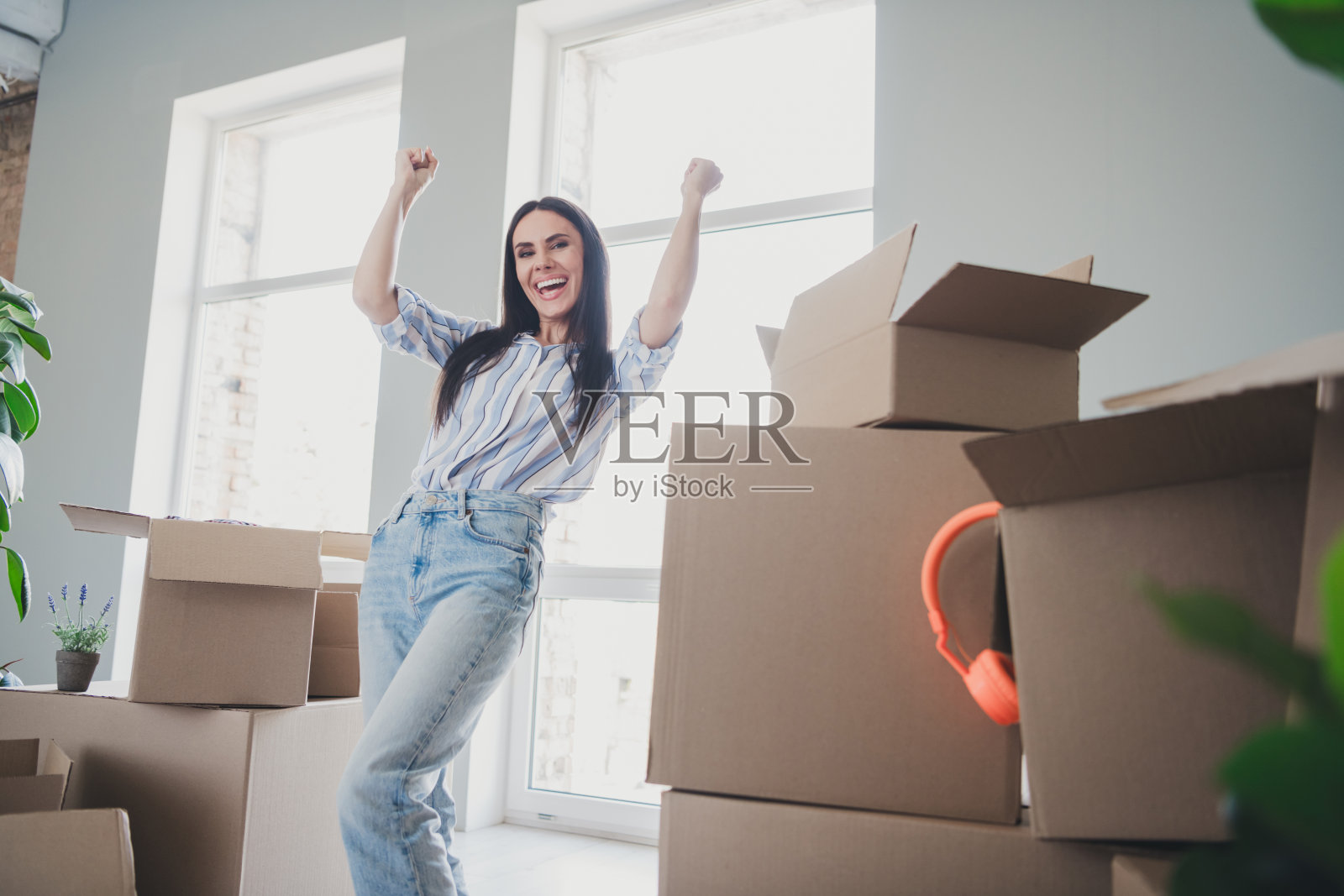 年轻女子庆祝乔迁新居的喜悦照片摄影图片