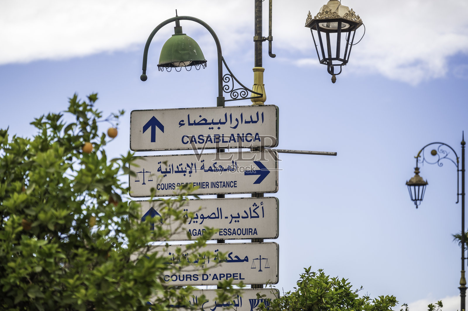 道路标志：显示通往北非卡萨布兰卡的方向照片摄影图片