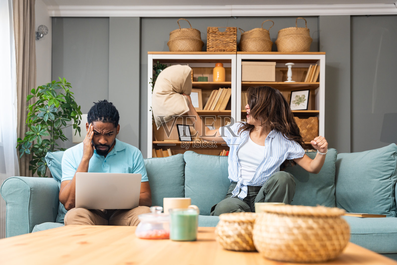 城市生活问题。年轻夫妇刚搬进新公寓，遇到邻居问题和建筑物低质量的隔音。感到压力和烦躁的人们。照片摄影图片
