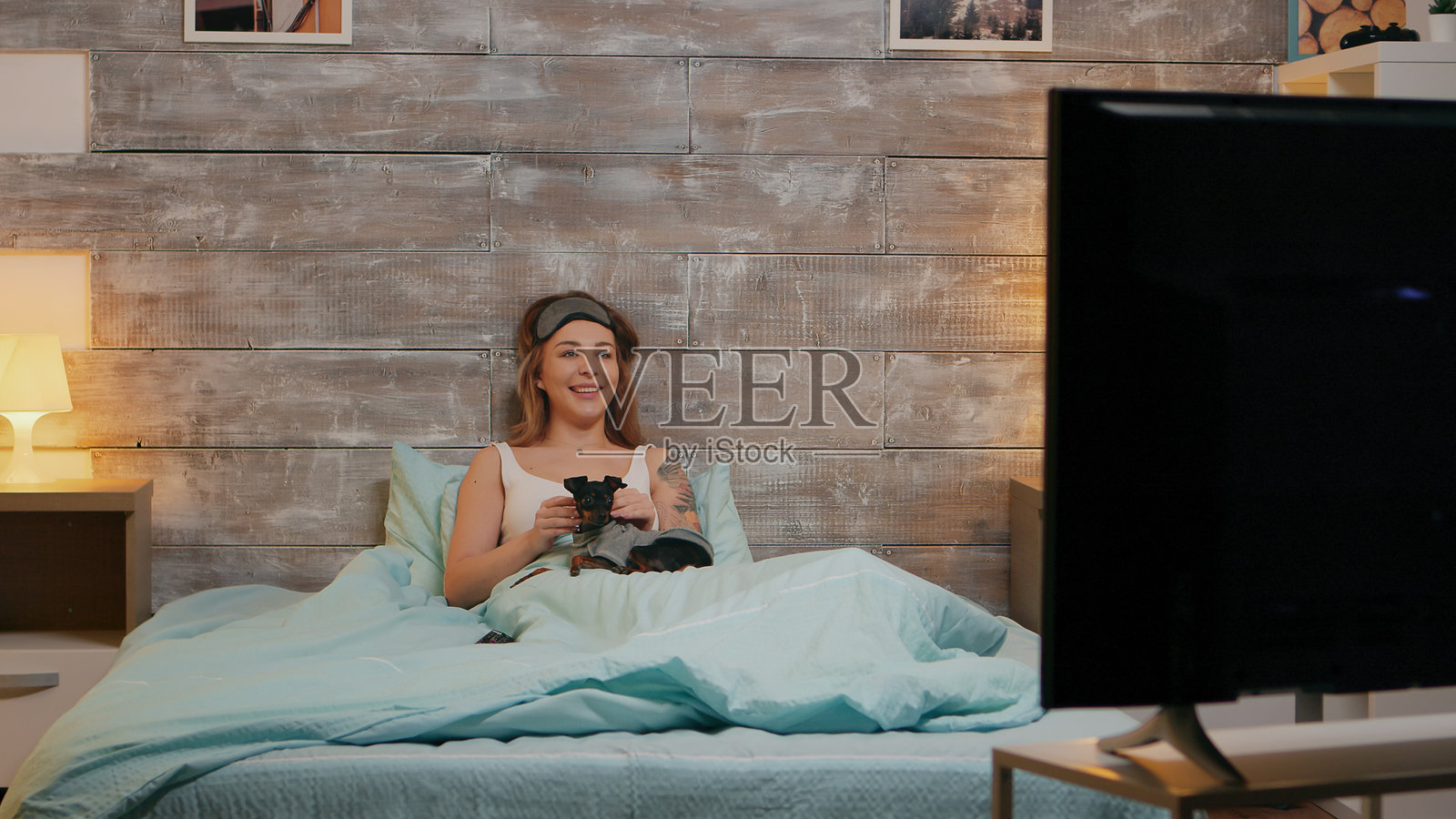 夜晚穿着睡衣的美丽女性特写镜头照片摄影图片