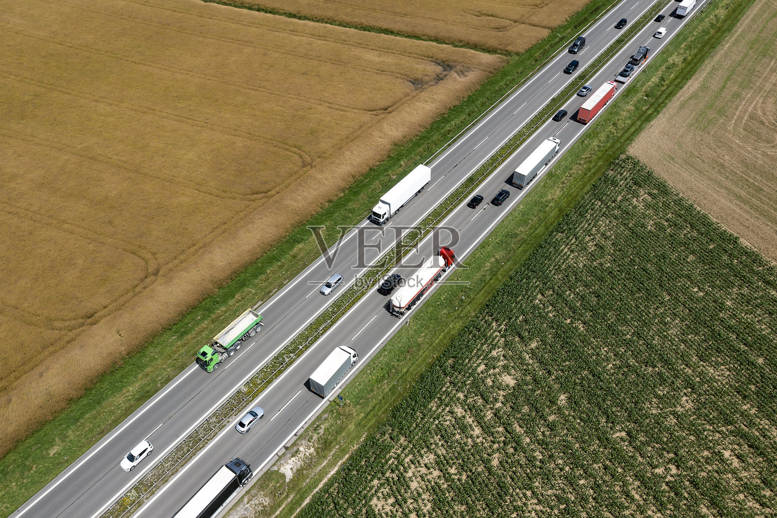 夏季景观中高速公路上的交通照片摄影图片