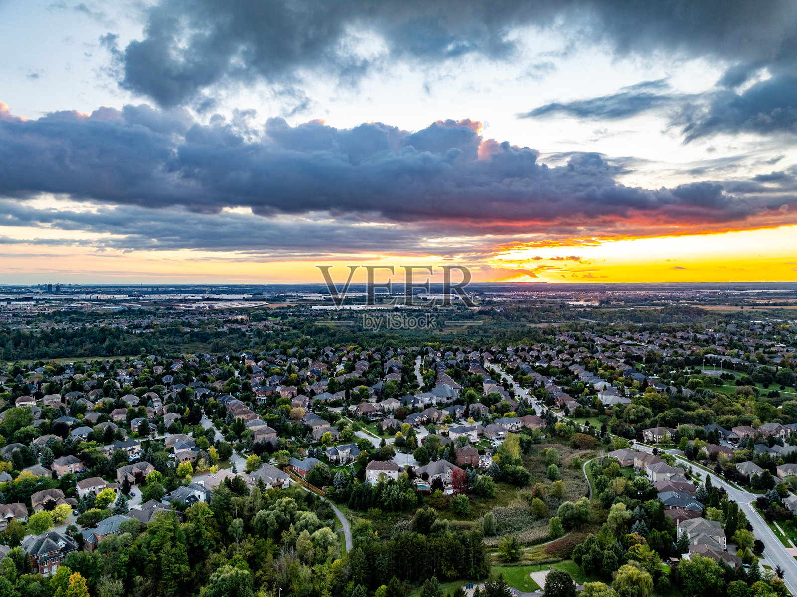 加拿大伍德布里奇的拉瑟福德路与伊斯灵顿大道交汇处的博伊德社区照片摄影图片