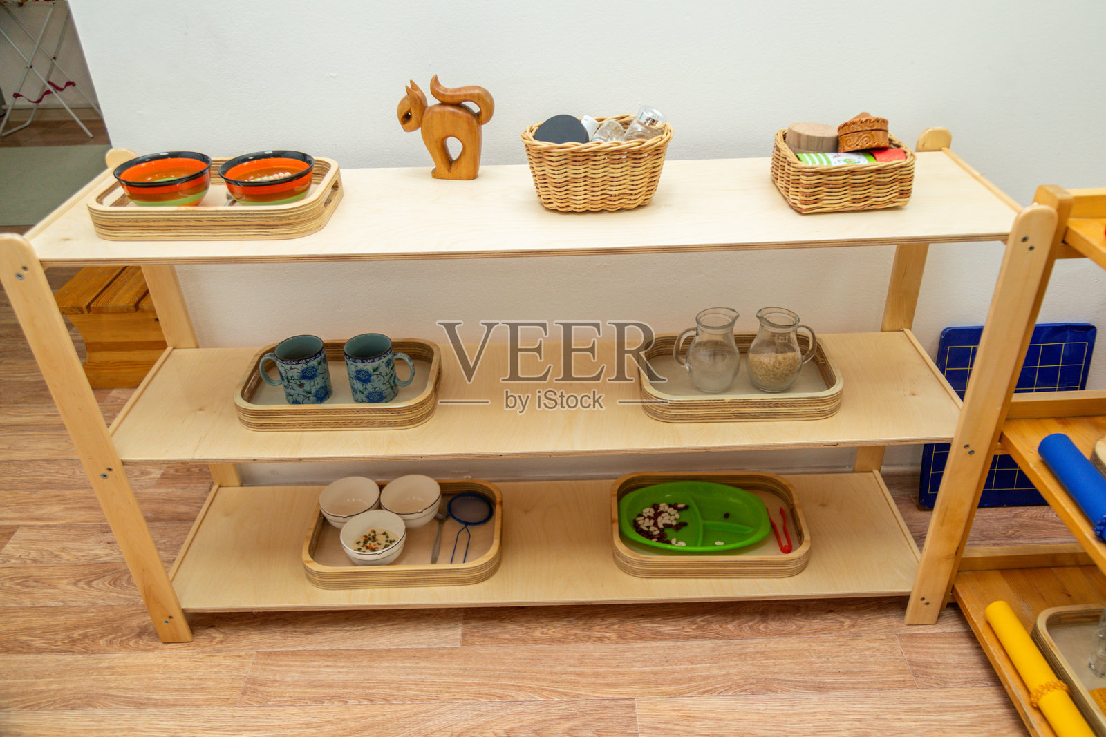 蒙特梭利架子，上面放着托盘和各种材料照片摄影图片