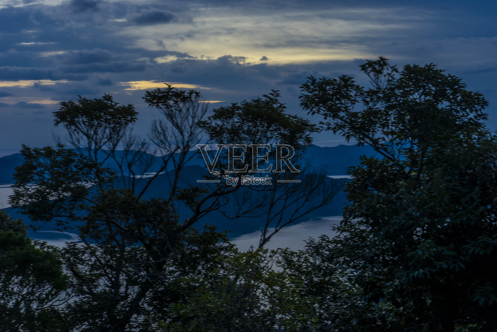 从山上看到的奄美大岛日出照片摄影图片
