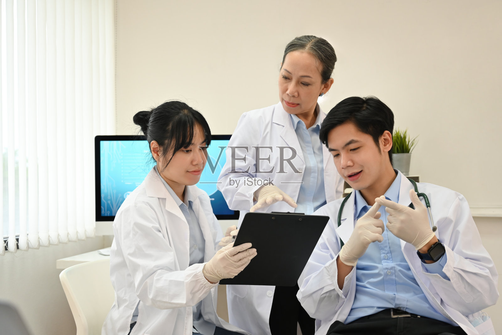 一组专业的亚洲科学家或研究人员在实验室举行医学研究会议。照片摄影图片