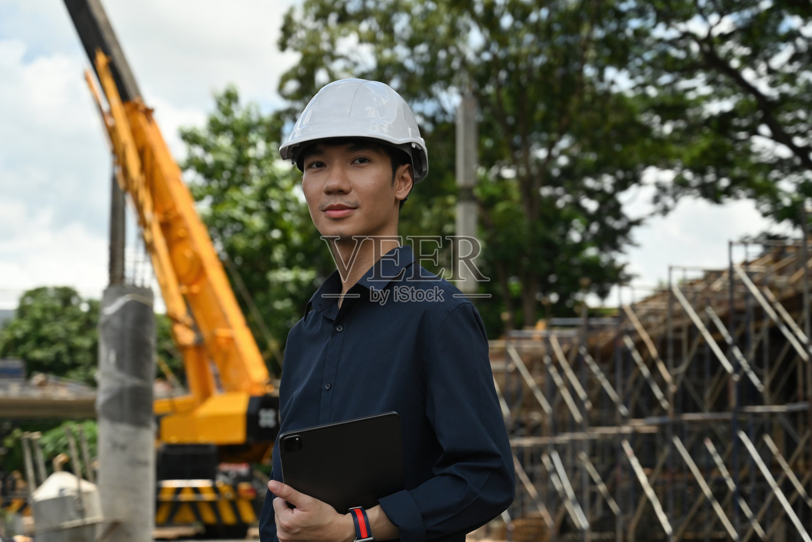 自信的年轻工程师在建筑工地照片摄影图片