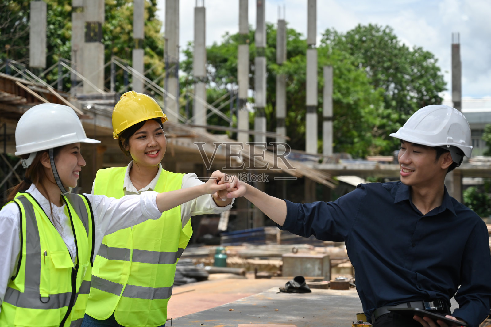 建筑工地工作人员携手合作照片摄影图片