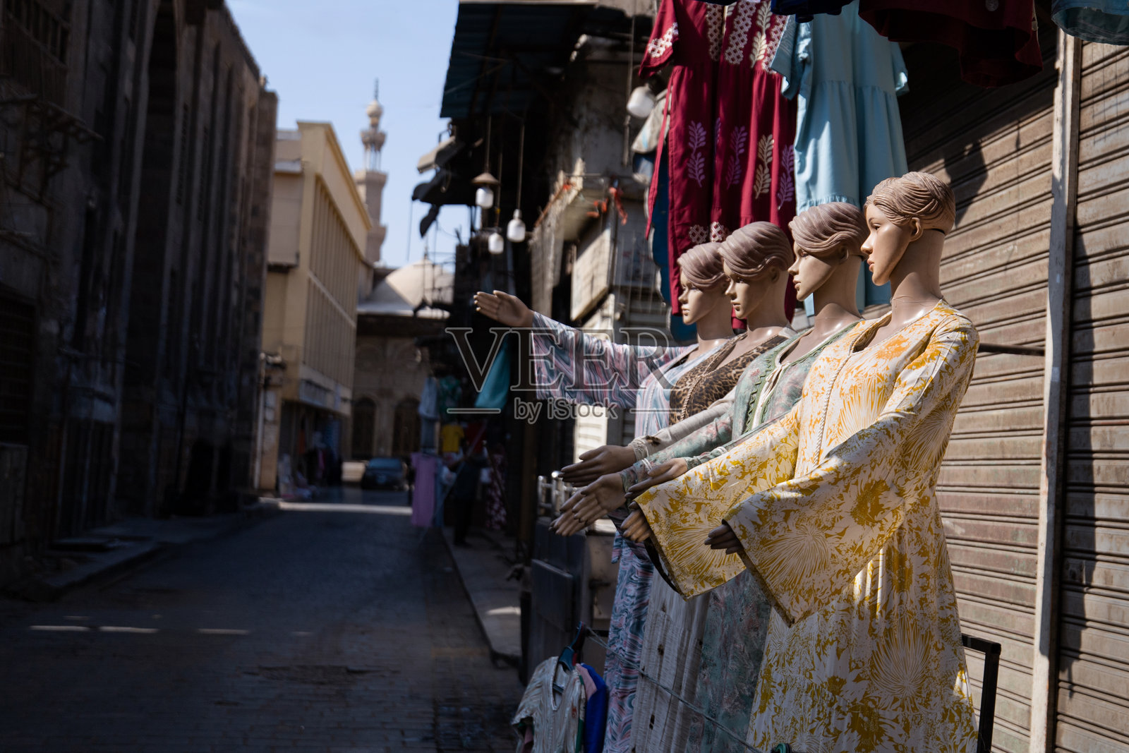 埃及开罗老城街景：橱窗前穿着埃及传统服饰的模特照片摄影图片