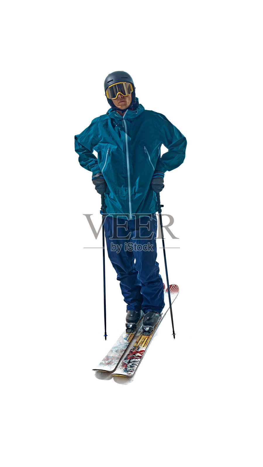 滑雪者全副武装，自信地站在白色工作室背景前，准备好迎接激动人心的速降照片摄影图片