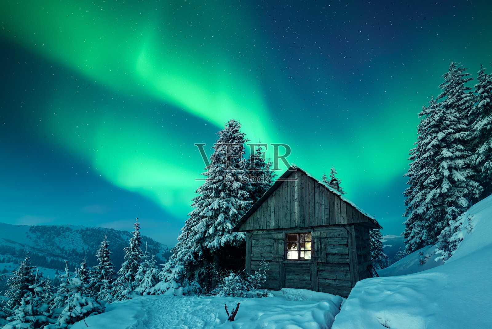 仙境般的圣诞风景与北极光照片摄影图片
