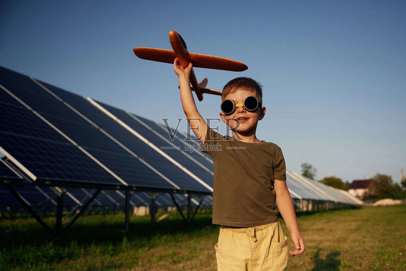 起飞时间，飞行员眼镜和玩具飞机照片摄影图片