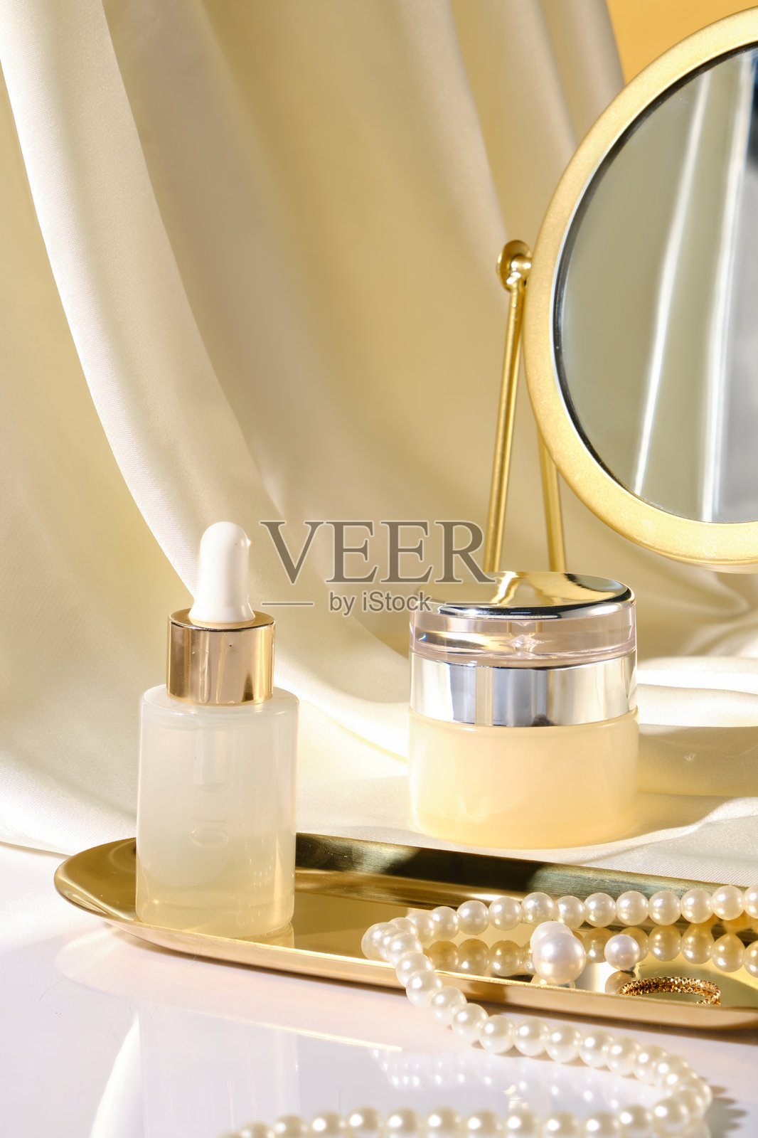 华丽装饰的空标签精华瓶、珍贵珠宝和化妆品罐特写。照片摄影图片