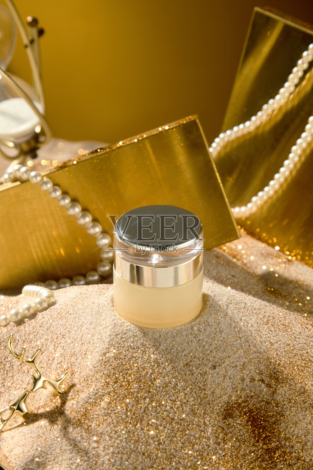 金色沙滩、护肤品罐子和珍珠首饰俯视照片照片摄影图片