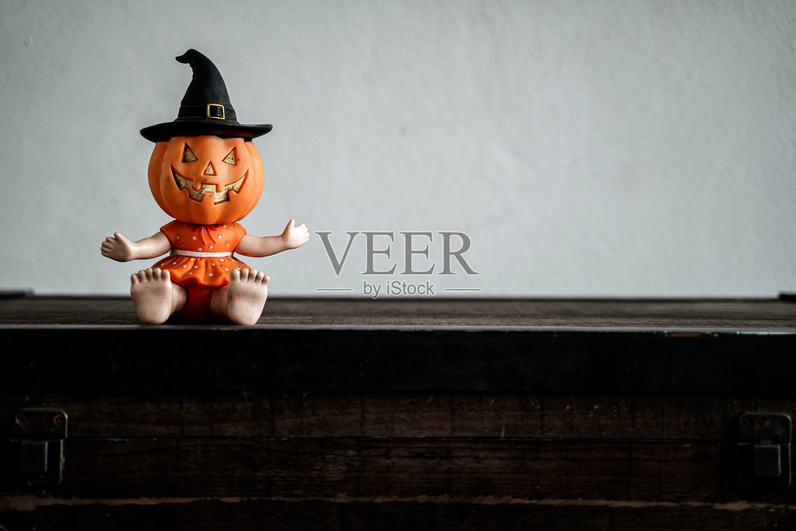 万圣节快乐的南瓜脸和秋季背景。留白供文本使用。照片摄影图片