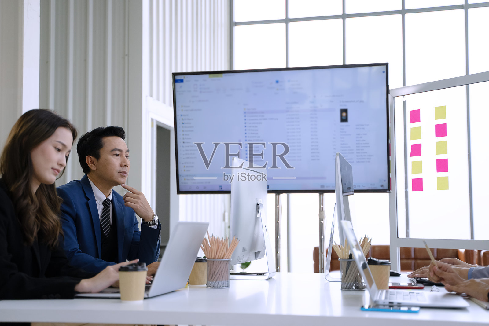 白领员工在现代办公室开会。照片摄影图片