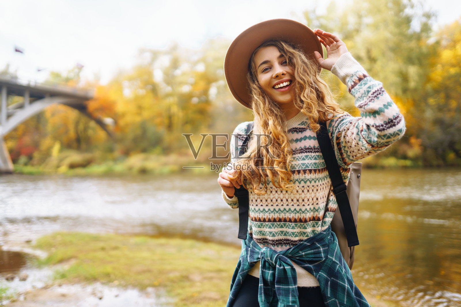 一位年轻的女旅行者在秋天的宁静森林小径上探险。照片摄影图片