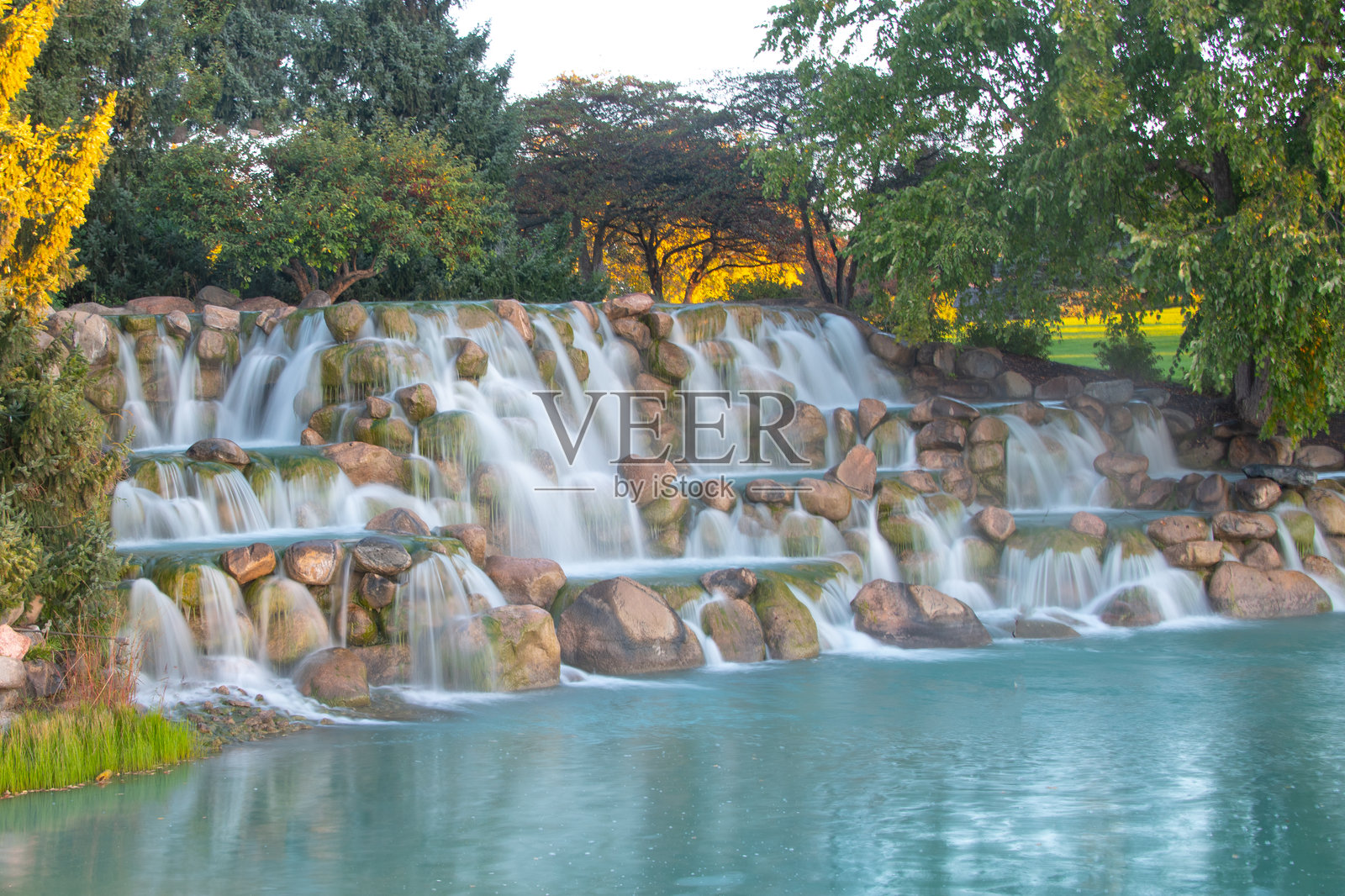 威斯康星州日内瓦湖附近的瀑布照片摄影图片