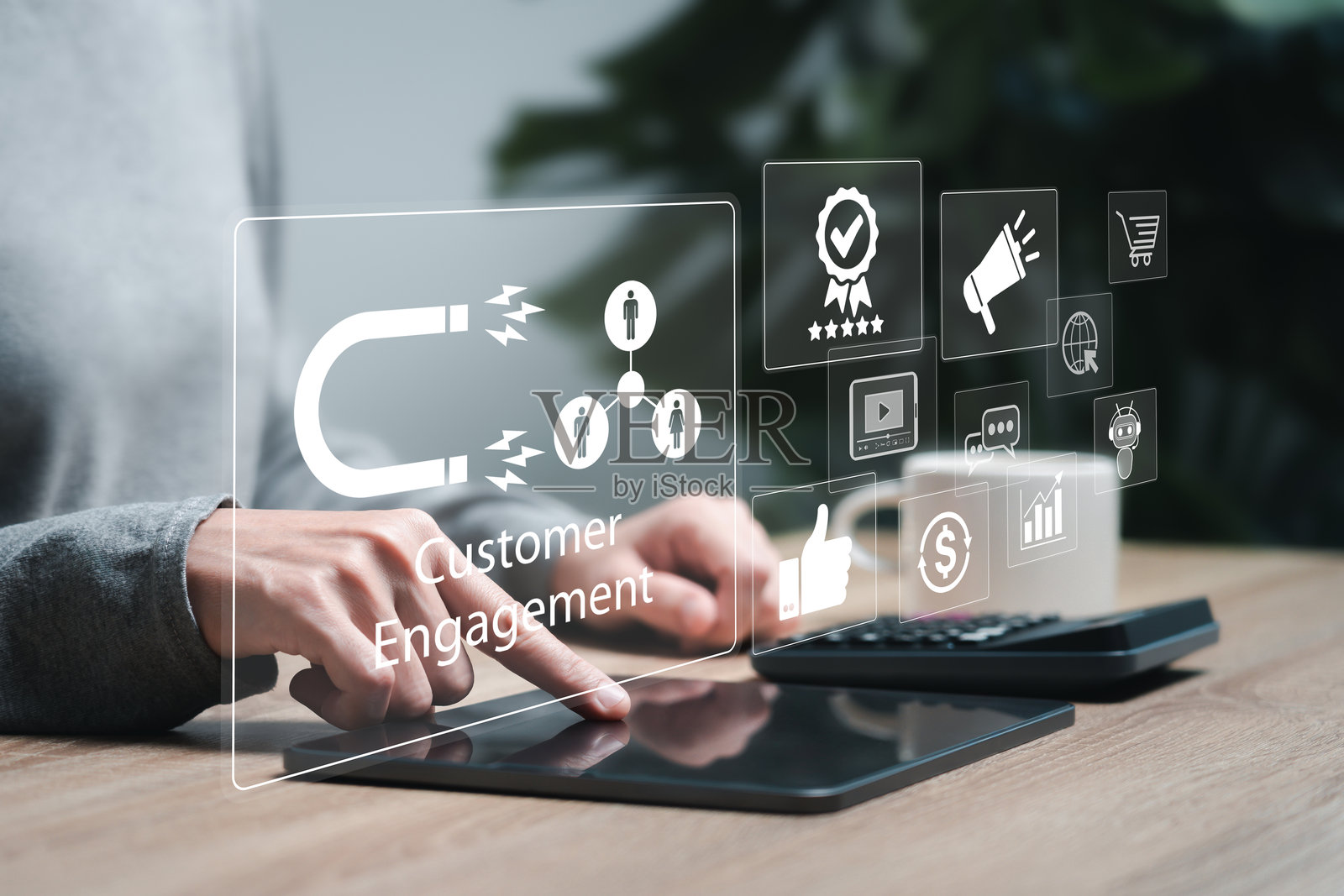 客户互动与数字营销概念，女性使用平板电脑在线分析目标客户、购买者角色和客户行为策略，包括社交媒体和产品质量照片摄影图片