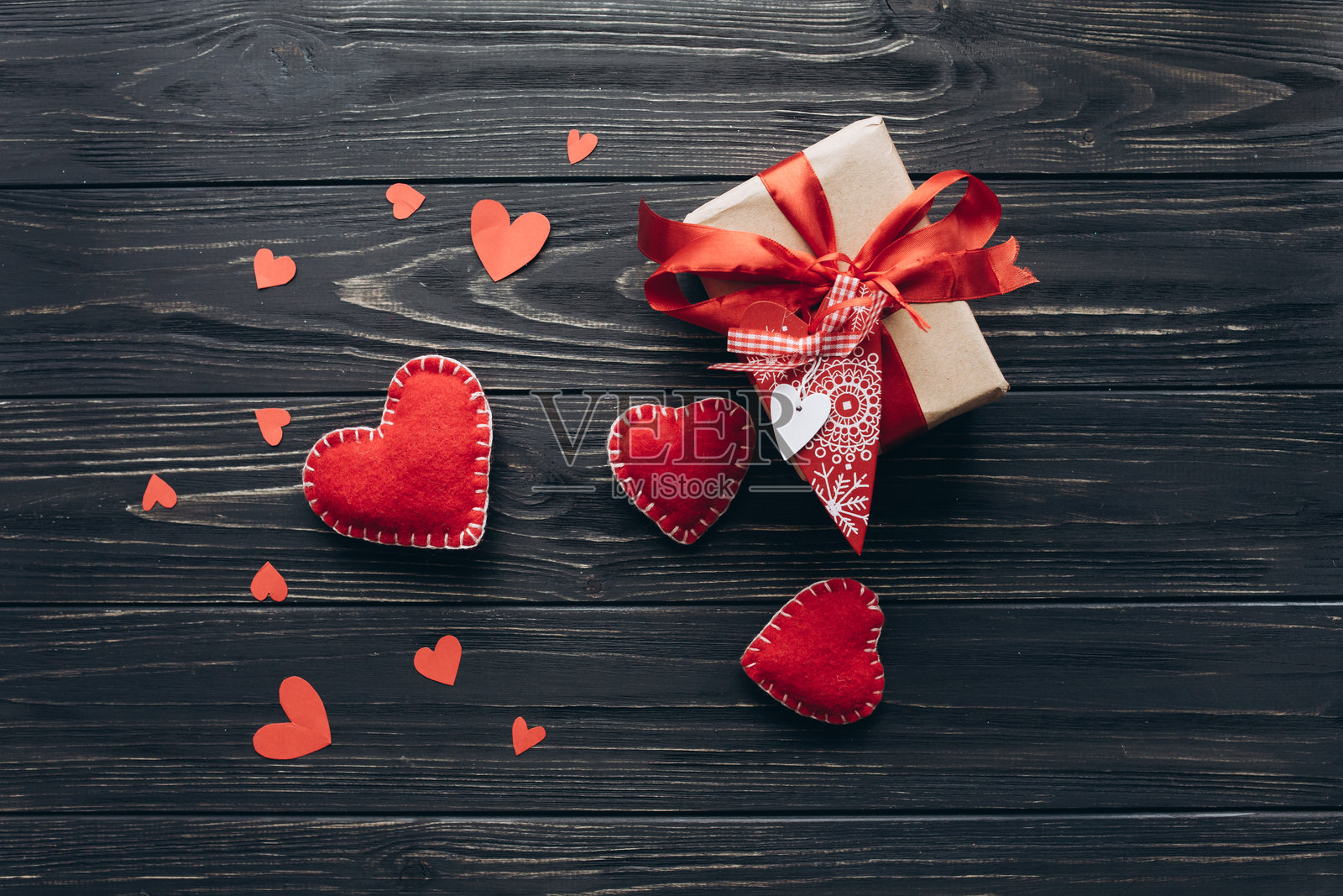 情人节横幅，背景为深色木材，上面装饰着心形图案、蜡烛和礼物。照片摄影图片