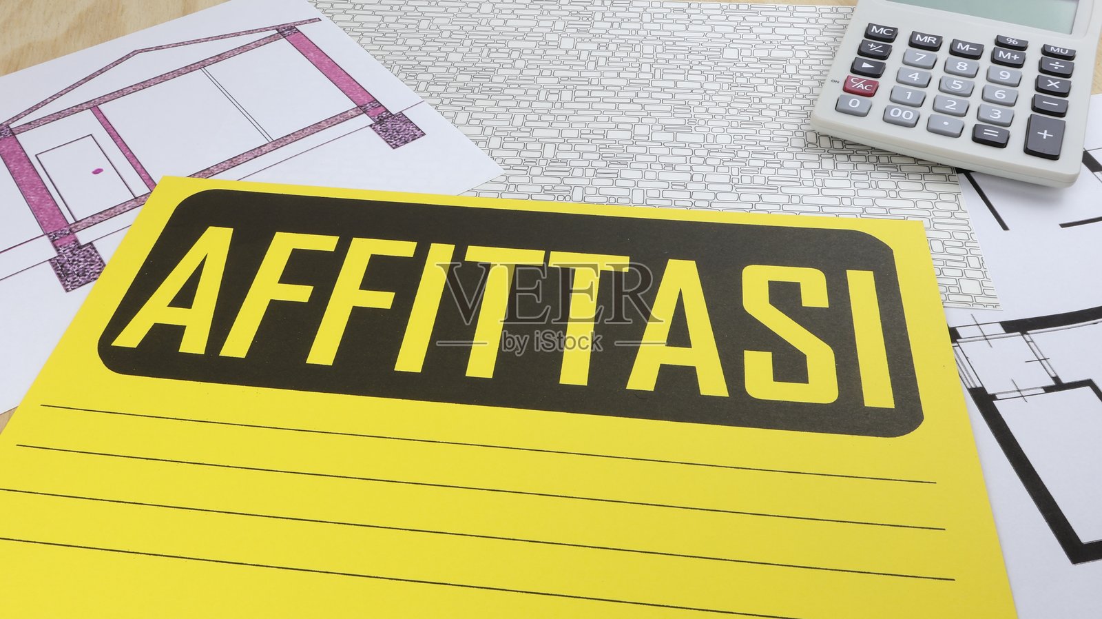 意大利语的“出租”标志，黄色纸板留有空白区域。照片摄影图片