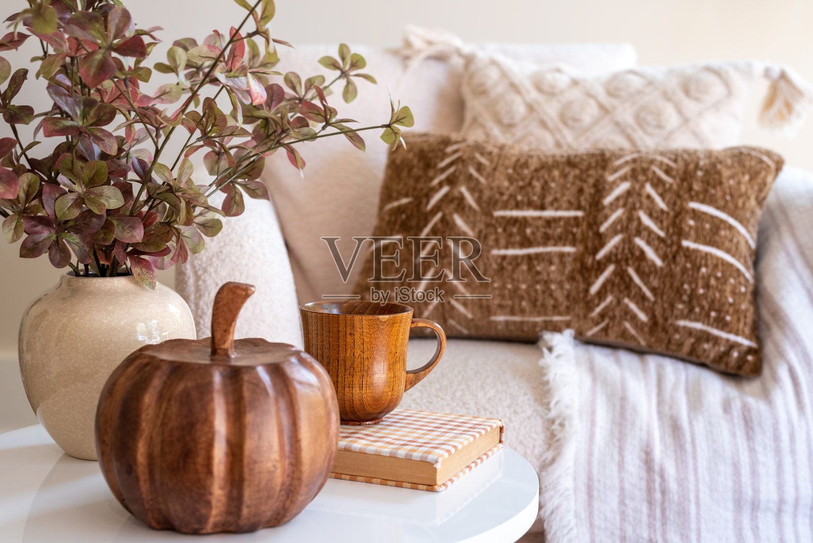 秋季装饰静物，咖啡杯和一本书照片摄影图片