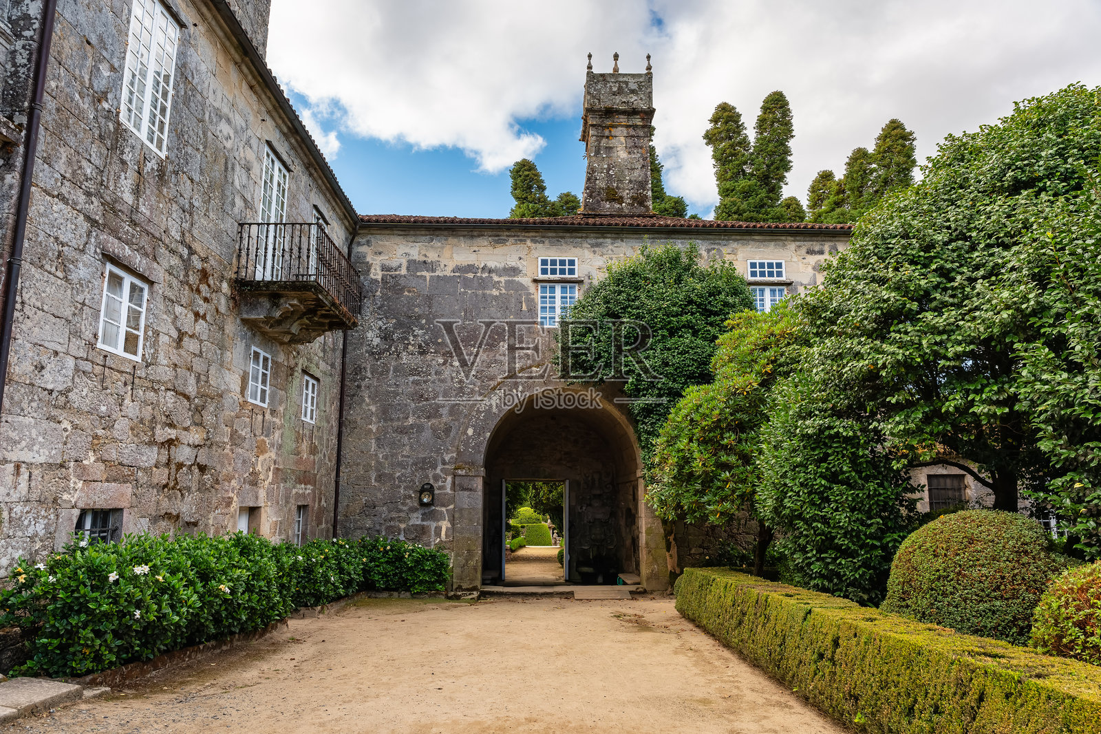 加利西亚奥卡宫历史建筑群中的中世纪石墙。照片摄影图片