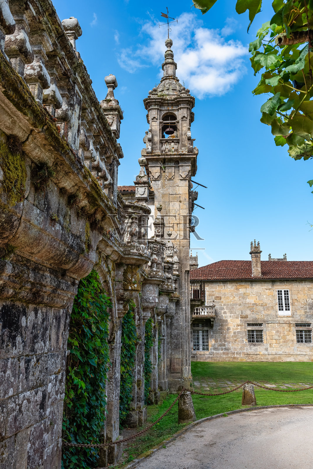西班牙奥卡庄园 - 2017年6月16日：花园中的石桥横跨池塘。照片摄影图片