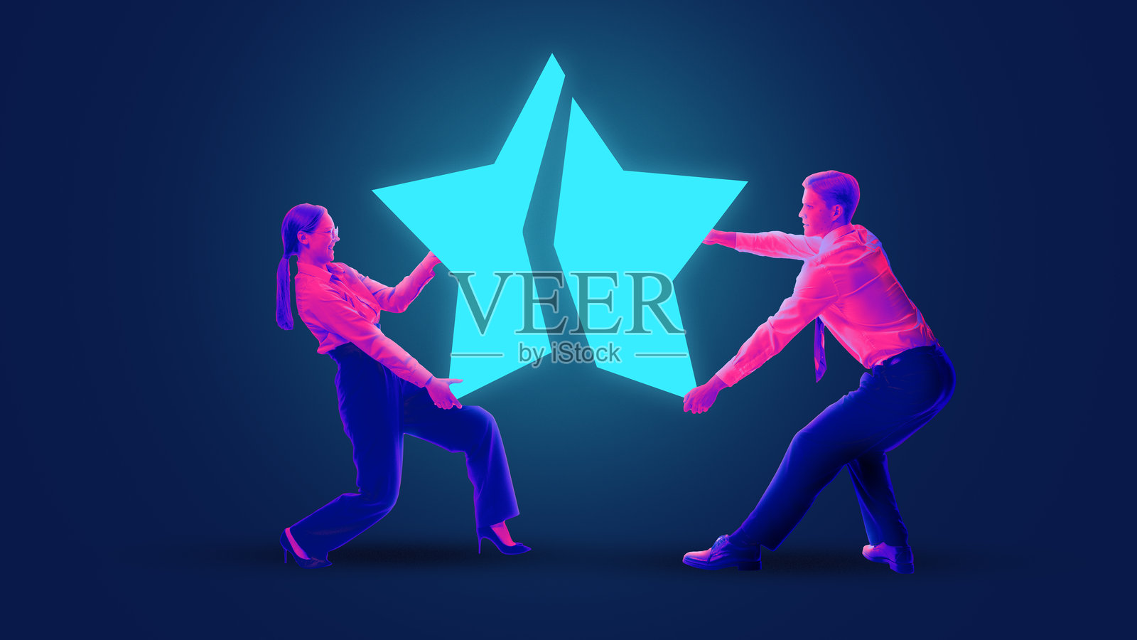 身穿西装的男女一起推动星星的两个半部分，以完成它。合作与团结努力以实现成功。照片摄影图片