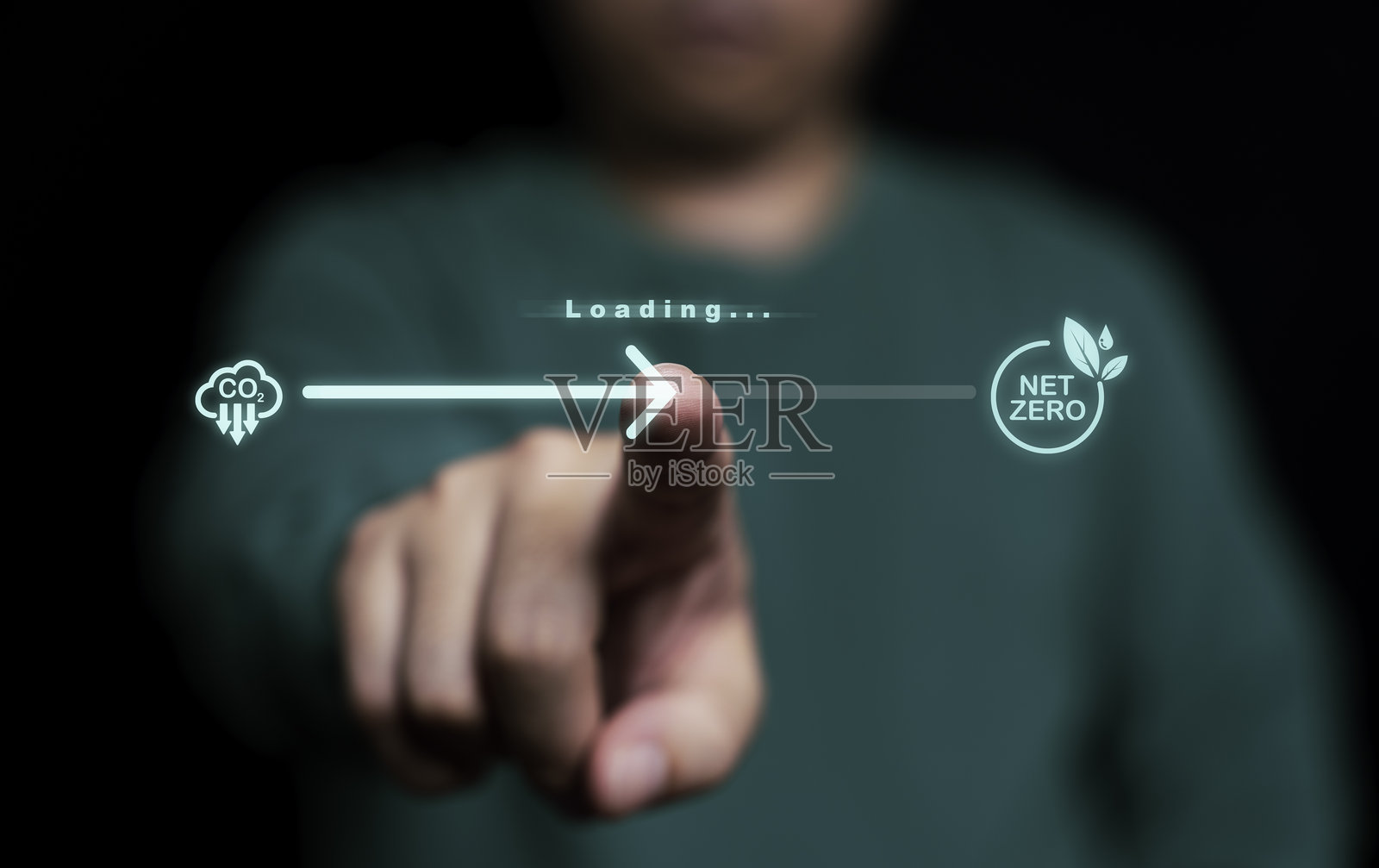 商人手指触碰滑动条，旨在减少碳排放至净零排放，以降低二氧化碳、碳足迹和碳信用，限制气候变化带来的全球变暖。照片摄影图片