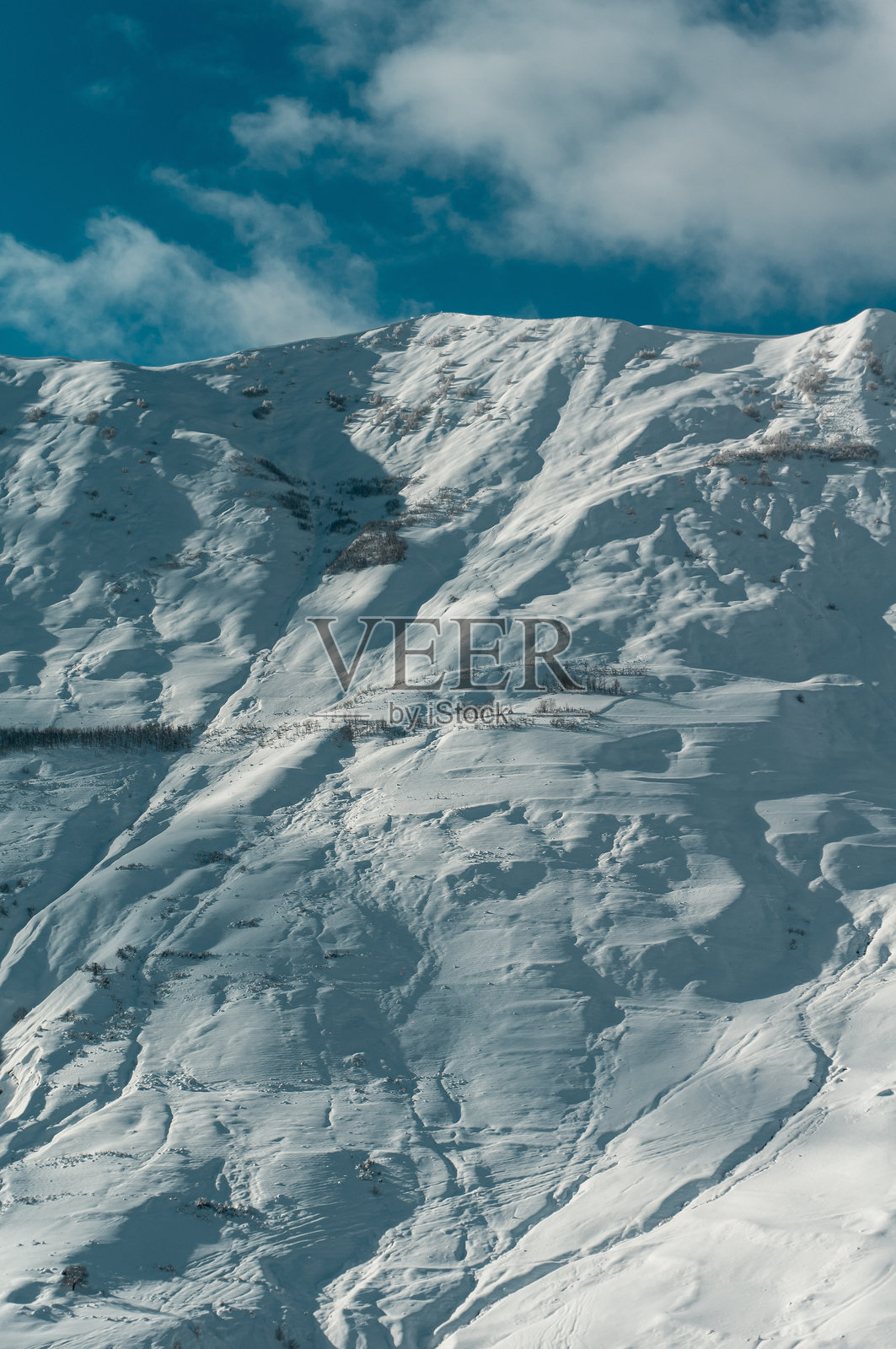 高加索古达乌里滑雪度假村的冬季山脉，阳光明媚的雪天照片摄影图片