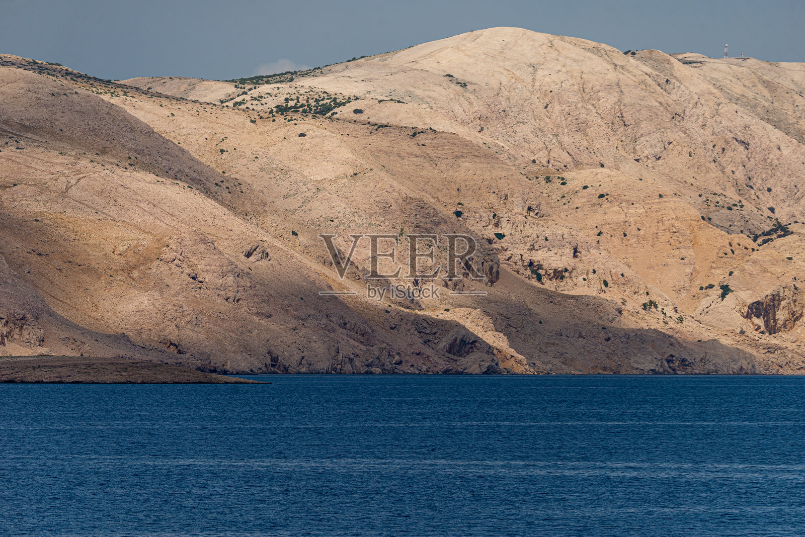 克罗地亚拉布岛的岩石海岸线。悬崖与蓝色亚得里亚海。照片摄影图片